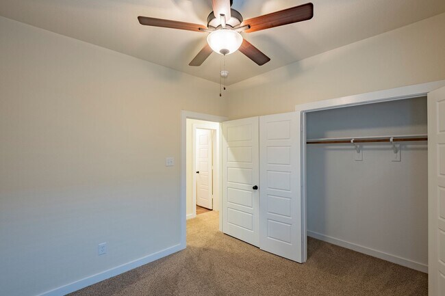 Building Photo - GORGEOUS 3 BEDROOM DUPLEX LOCATED IN MIDLO...