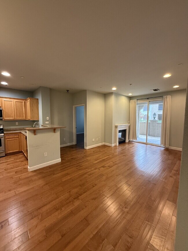 Building Photo - Stunning First level Luxury 2 Bed/2 Bath Condo Close to Everything in Dublin