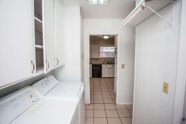 Building Photo - "Spacious 5-Bed Oasis with Granite Elegance & Hardwood Charm in Lubbock!"