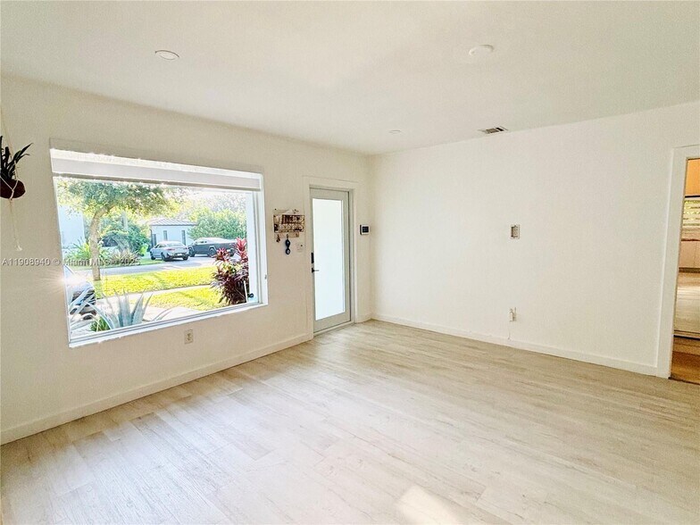 Building Photo - 330 NE 88th St