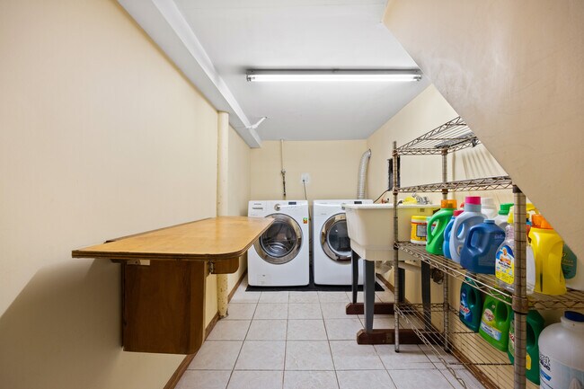 Building Photo - 3717 Nautilus Ave