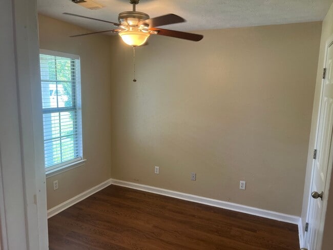 Building Photo - 3 Bed 2 Bath Home