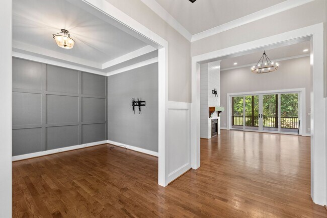 Building Photo - **Luxury 4/4 with Fenced in Yard**