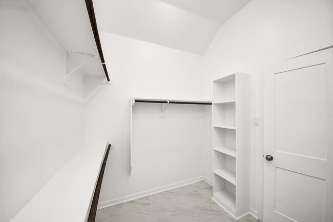 Building Photo - 6030 Rivercane Way