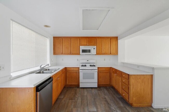 Building Photo - 712 Daniels Ave