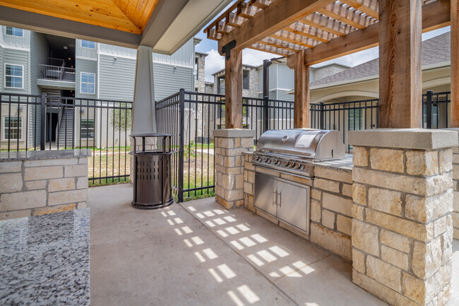 Grill Patio - Horizon Pointe Apartments