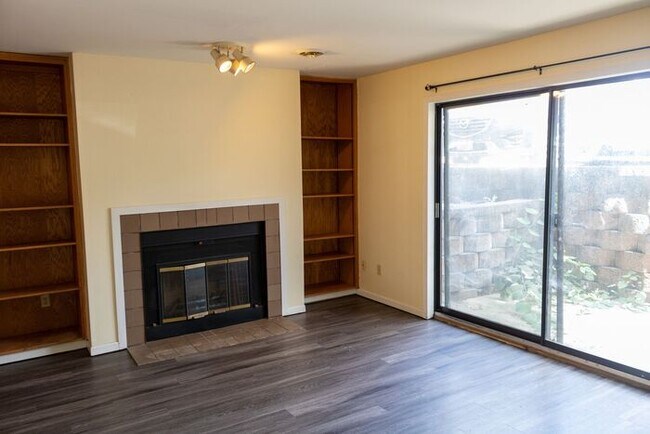 Building Photo - $1,500 | 2 Bedroom, 1 Bathroom | 1st Floor...