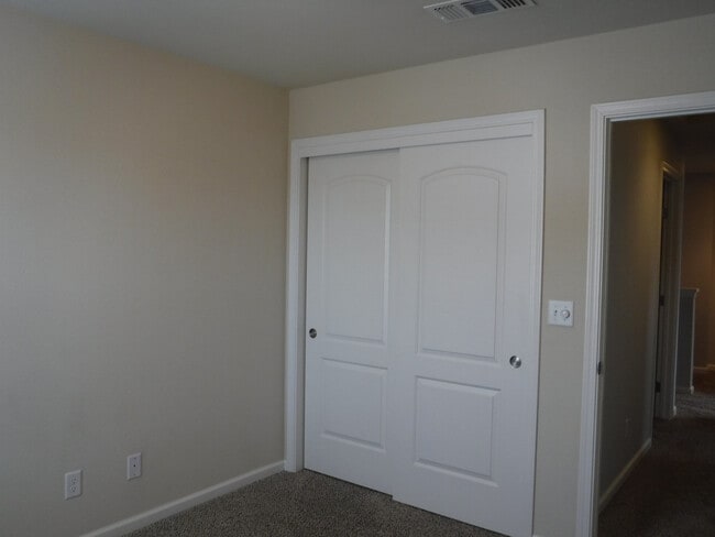 Building Photo - Great 4 Bedroom Condo With Upgrades! Highland Park Subdivision