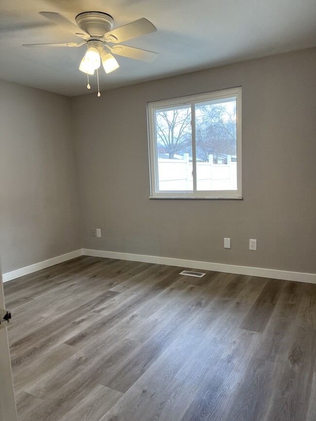 Building Photo - 7690 Rustic Woods Dr
