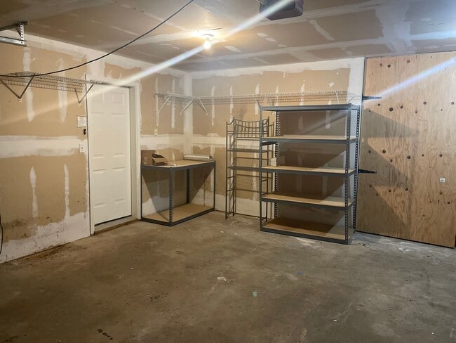 Building Photo - Spacious Clinton Home with New Upgrades!