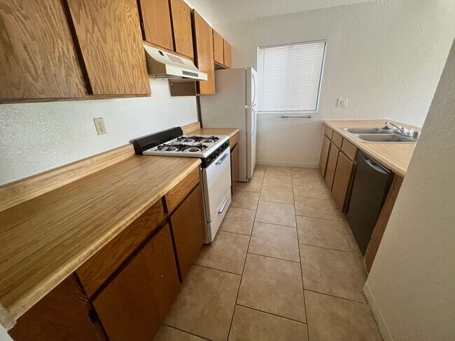 Building Photo - 2 Bedroom 1.5 Bath w Pool