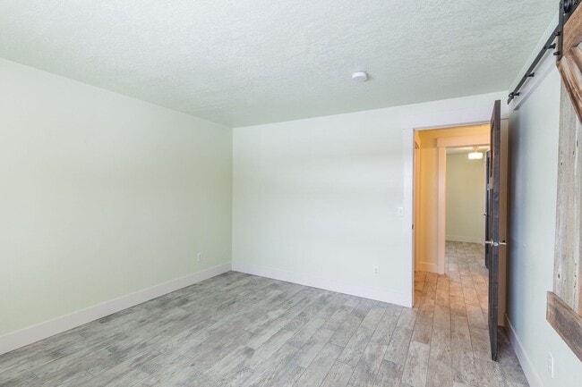 Building Photo - Newly Renovated 2 Bed 1.5 Bath Townhouse