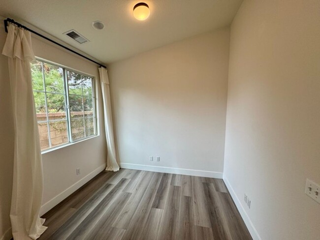 Building Photo - Spacious & Modern 3 Bedroom Home in Beauti...