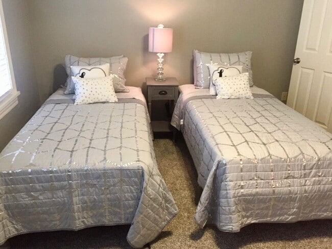 Building Photo - 1364 E Masonic Dr