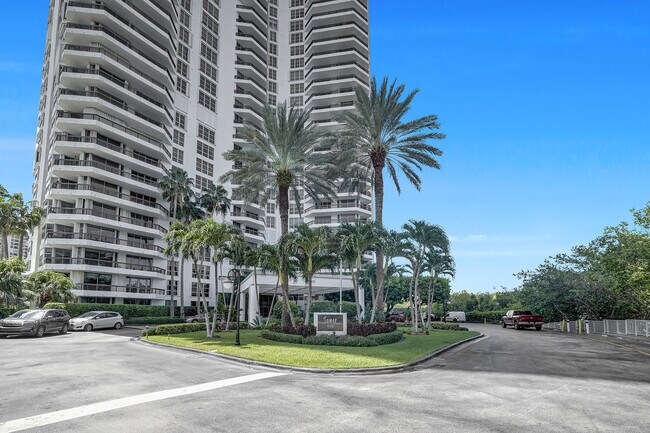 Building Photo - 3500 Mystic Pointe Dr