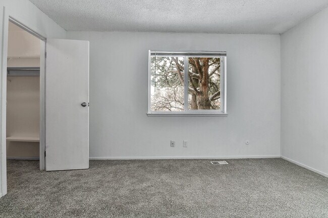 Building Photo - $1,540.95.95- 2 Bed, 1 Bath Condo in Aurora with Central AC and in Unit Laundry!