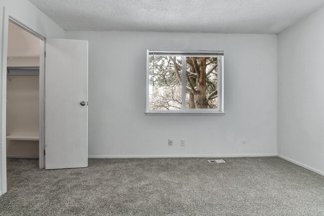 Building Photo - $1,550 - 2 Bed, 1 Bath Condo in Aurora with Central AC and in Unit Laundry!