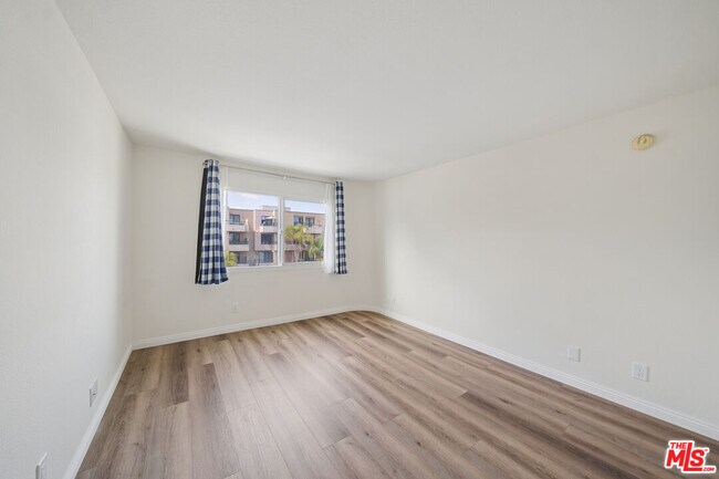 Building Photo - 870 S Crenshaw Blvd
