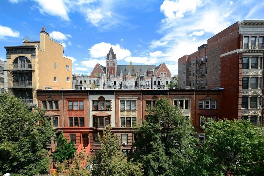 Building Photo - 230 W 113th St