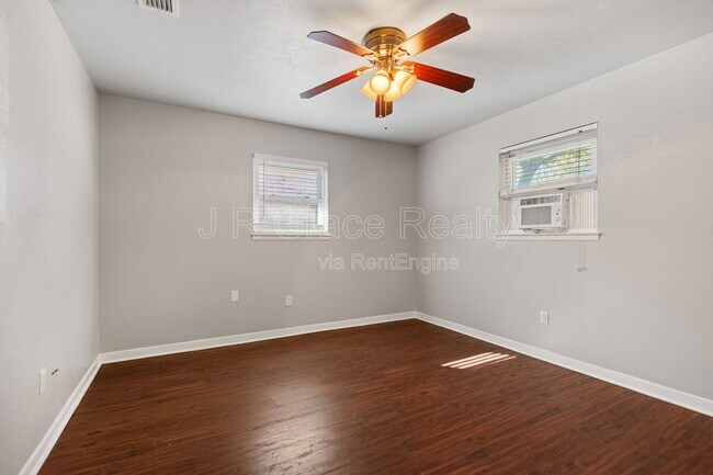 Building Photo - 8806 Fox Hollow Dr