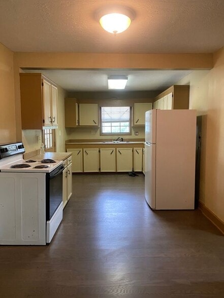 Building Photo - 1204 Cherry St