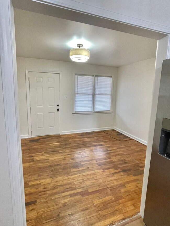 Building Photo - 2 Bed / 2 Bath with office space Home for Rent – Renovated Kitchen & Fenced Backyard