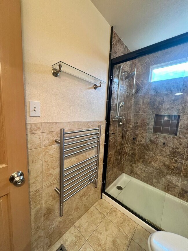 Building Photo - Well Maintained 3BD - Yard Maint. Included