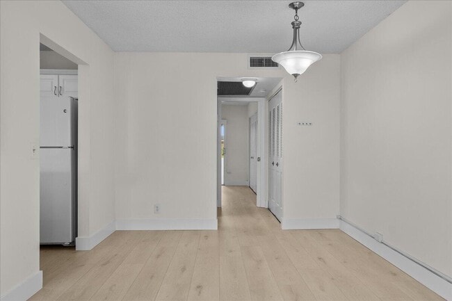 Building Photo - 142 Kent St