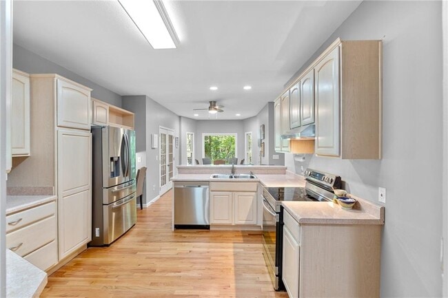 Building Photo - 218 River Dr
