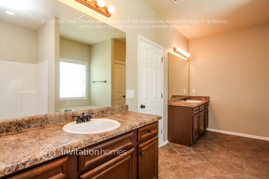 Building Photo - 3887 Lake Manor Way