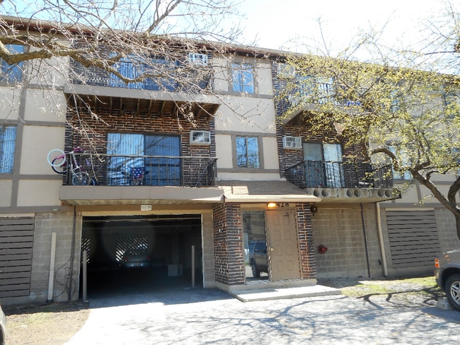 Building Photo - 428 E Bailey Rd