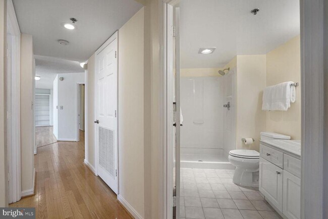 Building Photo - 2121 Jamieson Ave