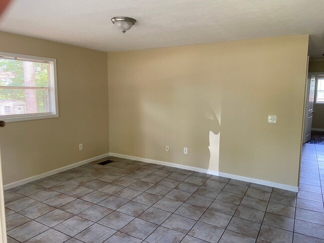 Building Photo - **UPCOMING**3 bedroom / 1 bathroom Home fo...