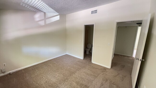 Building Photo - Newly renovated 2 bedroom Townhouse for Re...