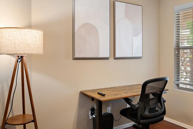 Building Photo - 2949 E Crescent Way