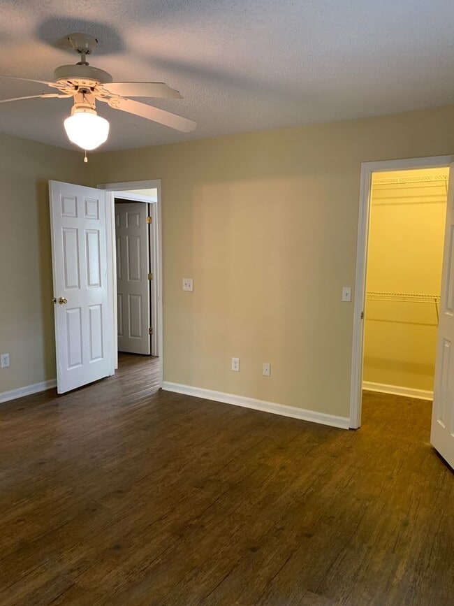 Building Photo - 3 Bedroom 2 Bath One Story House on Charte...