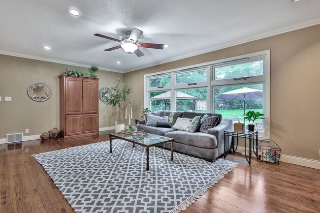 Building Photo - 16624 Elm Dr