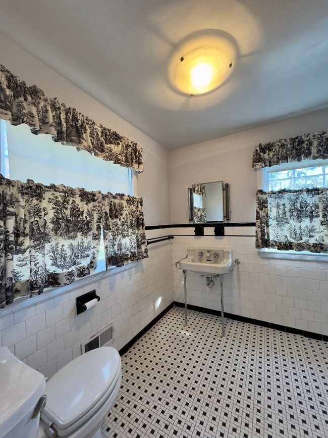 Building Photo - Charming 4 Bedroom/3.5 Bathroom Detached Home in Homeland, MD!