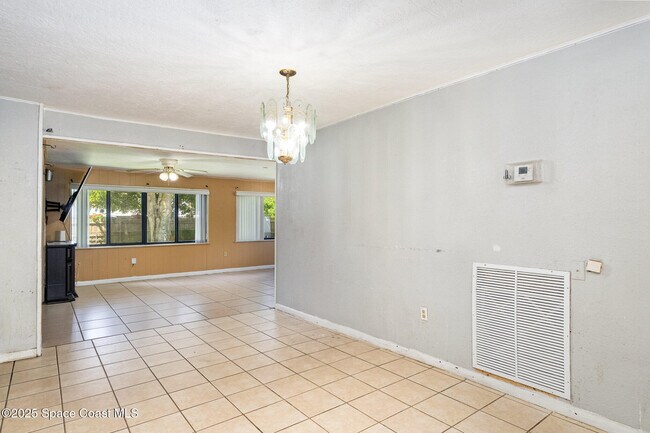 Building Photo - 935 S Varr Ave