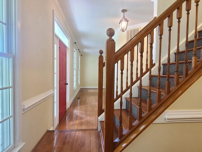 Building Photo - 4 BR, 2.5 BA Colonial with Attached Garage
