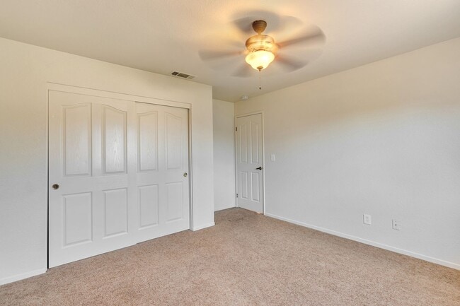 Building Photo - BEAUTIFUL 4 BEDROOM HOME WITH SWIMMING POOL!