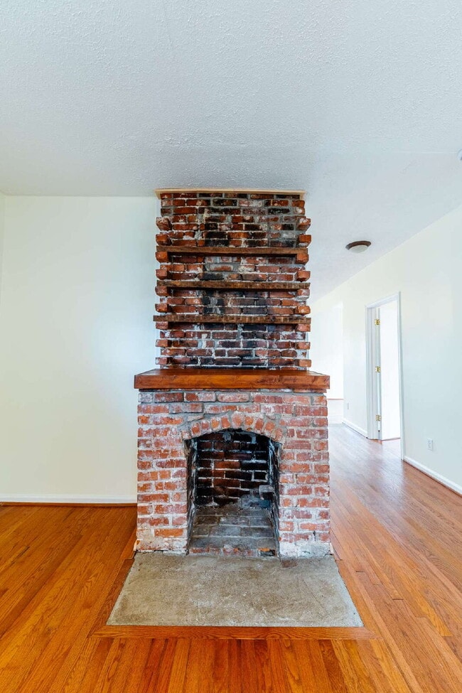 Building Photo - **APPLICATIONS PENDING**  Charming East Nashville Bungalow for Lease!