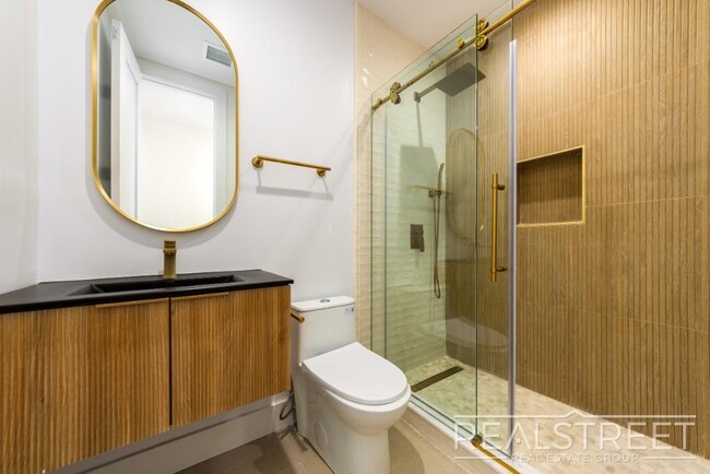 Building Photo - Stunning 3 bed 2 Bath Brownstone Floor Thr...