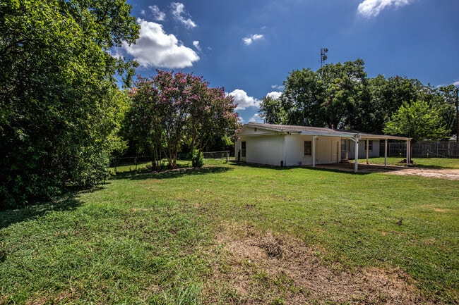 Building Photo - 8805 Woodway Dr