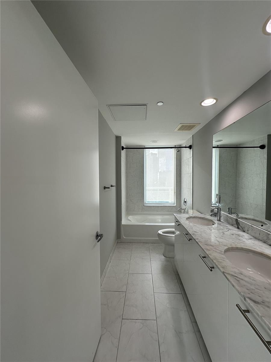 Building Photo - 950 Brickell Bay Dr
