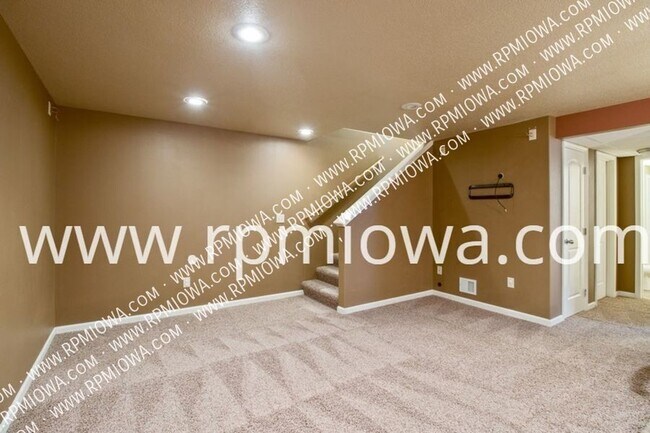 Building Photo - 495 SE Sagewood Cir