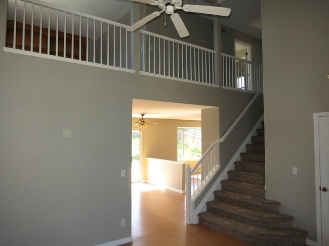 Building Photo - 3 bedroom / 3 bathroom / 3 car garage!