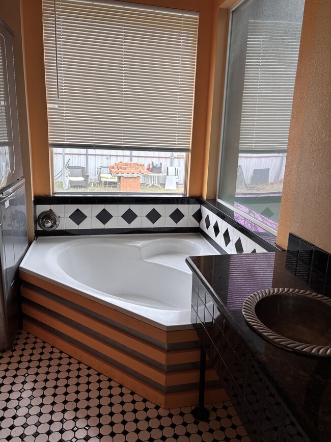 Building Photo - 715 Hill Alley St