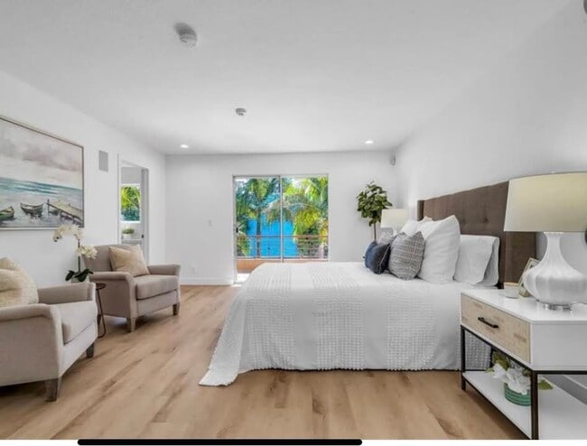 Master Bedroom - 138 S Broadway