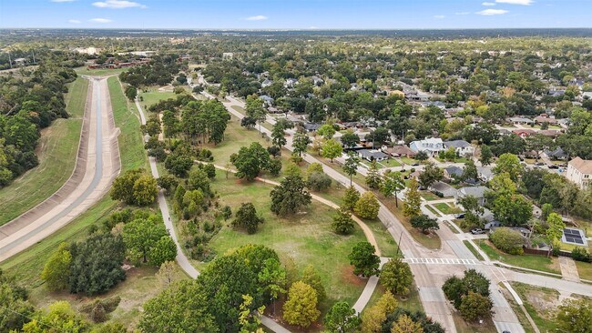 Building Photo - 2015 Woodcrest Dr